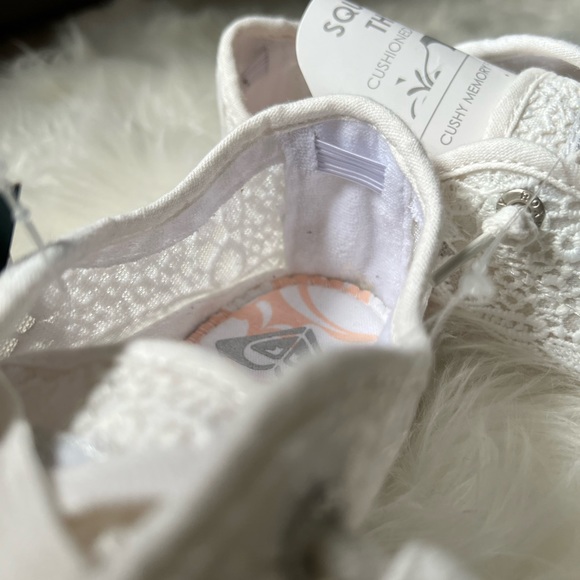 **SOLD** NEW ROXY LACE SLIP ONS SIZE 9.5 - Picture 6 of 7